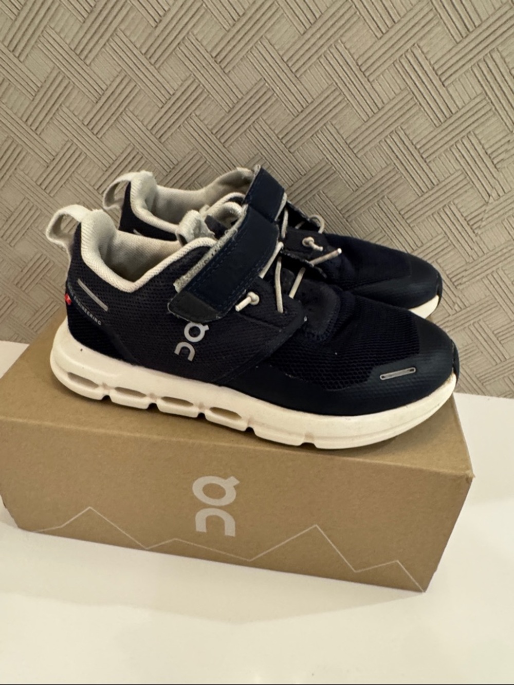 On Running Cloud Play sneakers  (Little Kid) Color: MIDNIGHT/WHITE size 12.5